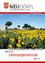 Willkommensschild in Burgenland, Österreich. Ein großes Feld mit Sonnenblumen erstreckt sich über die Landschaft unter einem klaren blauen Himmel. Eine Website-Adresse ist oben sichtbar.