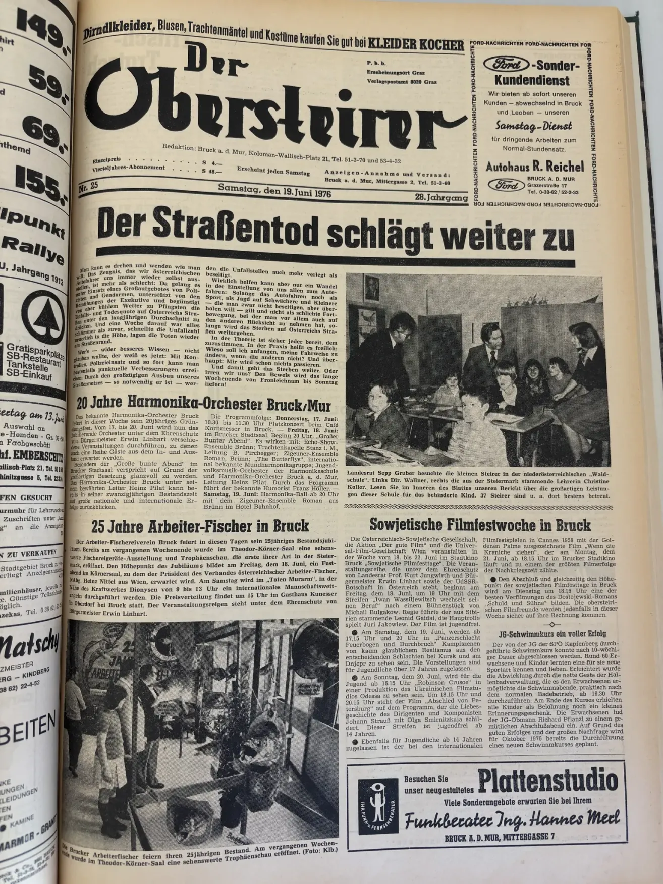 Ein Zeitungsartikel mit dem Titel über die Todesstrafe. Der Artikel diskutiert die fortgesetzte Verwendung der Todesstrafe und zeigt ein Foto einer Gruppe von Menschen in einem Büro.