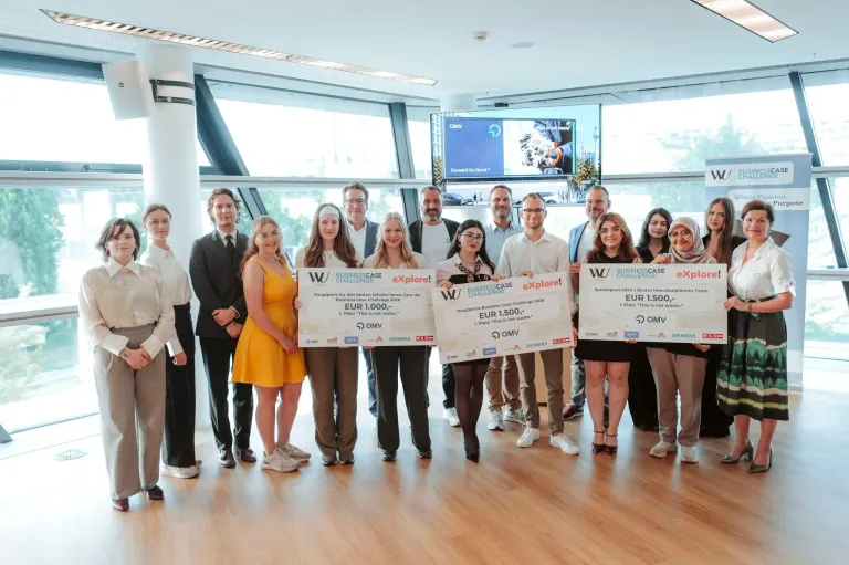 Gruppenfoto der Teilnehmer des Business Case Challenges mit Plaketten. Der erste Preis beträgt 1000 EUR. Der zweite Preis beträgt 1500 EUR. Siemens ist der Sponsor.