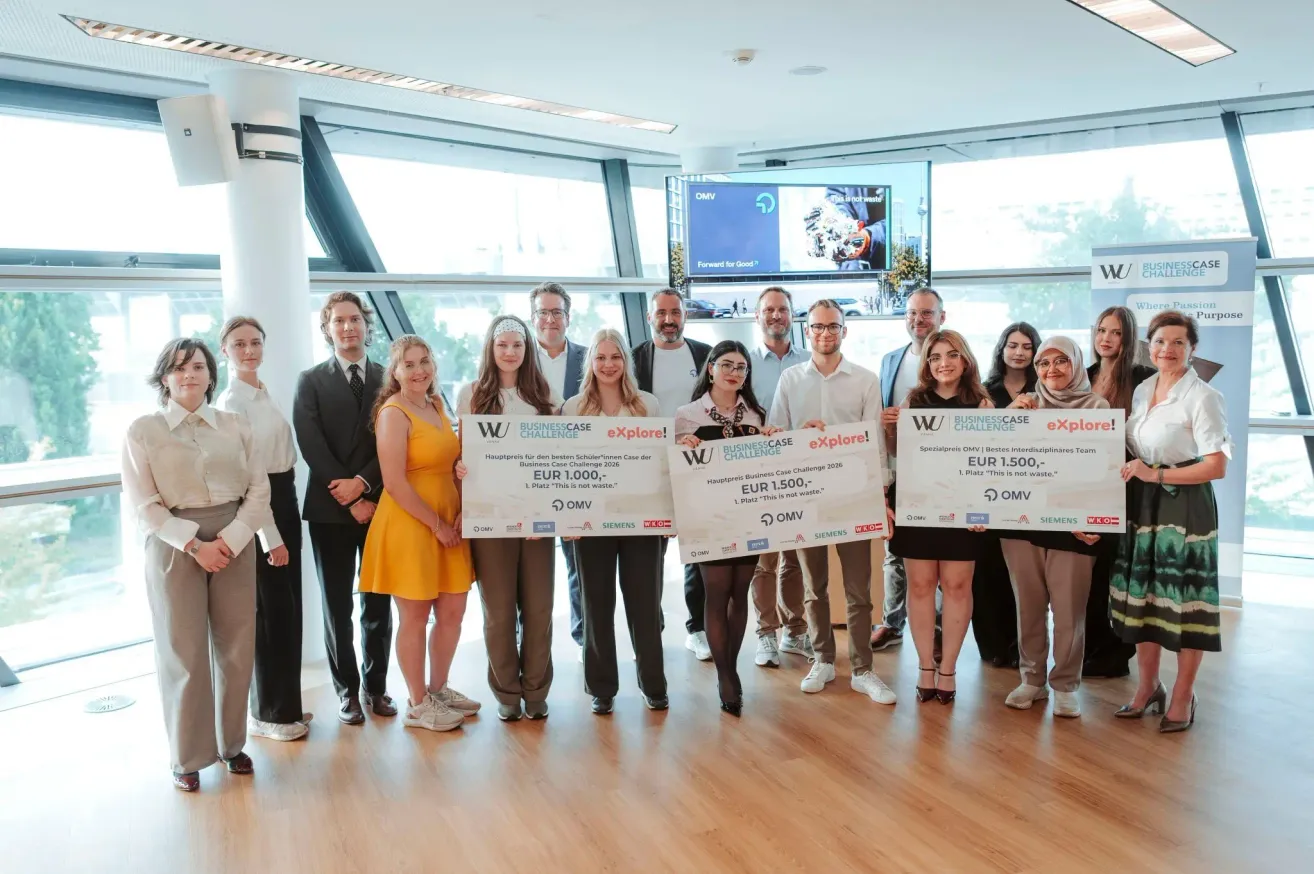 Gruppenfoto der Teilnehmer des Business Case Challenges mit Plaketten. Der erste Preis beträgt 1000 EUR. Der zweite Preis beträgt 1500 EUR. Siemens ist der Sponsor.