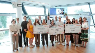 Gruppenfoto der Teilnehmer des Business Case Challenges mit Plaketten. Der erste Preis beträgt 1000 EUR. Der zweite Preis beträgt 1500 EUR. Siemens ist der Sponsor.