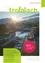 Luftaufnahme eines Resorts mit einem Schwimmbad, Wasserrutschen und Menschen, die sich unter Sonnenschirmen entspannen. Das Resort ist von Bäumen und Bergen umgeben. In der Ferne ein Dorf mit Häusern und einem Turm. Das Wort Trofaiach ist oben in Fettschrift geschrieben.
