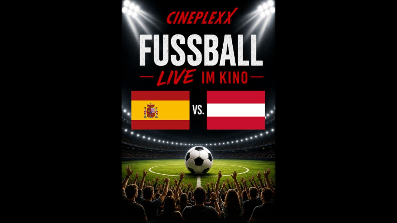 Ein Fußball liegt auf dem Feld mit zwei Flaggen von Spanien und Österreich. Die Menschen jubeln im Stadion.