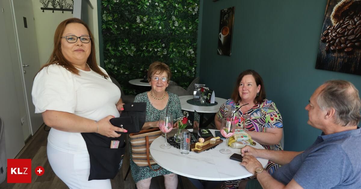 Vier Frauen sitzen um einen Tisch mit Weinglas und Desserts. Die Frau links hält eine schwarze Tasche. Eine Frau in der Mitte trägt eine Halskette. Eine Frau rechts trägt eine Uhr.