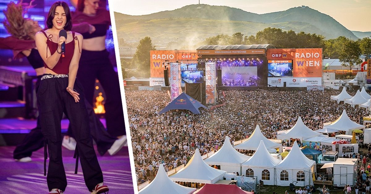 Ein Festivalszene mit einer Frau in einem roten Tanktop und einer großen Menschenmenge unter weißen Zelten, mit einer Bühne, die eine Band und Bildschirme zeigt.
