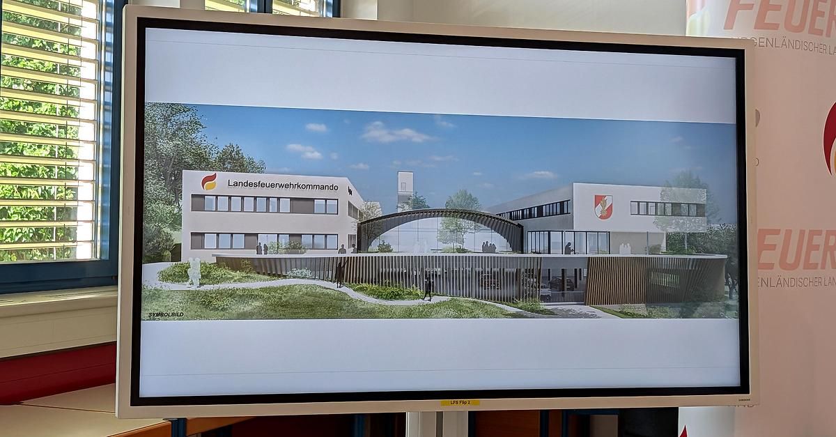 Eine gerenderte Darstellung eines modernen Gebäudes mit der Bezeichnung Landesfeuerwehrkommando mit einem gebogenen Eingang, umgeben von Bäumen und Gras, mit Menschen im Inneren und Außenbereich sichtbar.