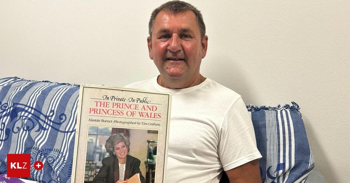 Ein Mann hält ein Buch mit dem Titel 'Der Prinz und die Prinzessin von Wales' von Alastair Burnet, fotografiert von Tim Graham. Er trägt ein weißes T-Shirt und sitzt auf einem blau-weiß gestreiften Kissen.