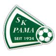 Ein grünes Emblem zeigt die Worte SK PAMA in fetten weißen Buchstaben, mit einem Bild eines Fußballs daneben. Das Emblem besteht seit 1924.