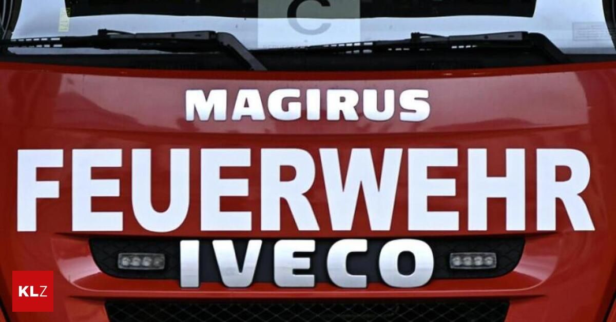 Nahaufnahme eines roten Fahrzeugs mit weißem Text, der oben 'MAGIRUS' und unten 'FEUERWEHR IVECO' lautet.