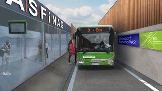 Ein grüner Bus mit der Aufschrift 'X - Bus' steht am Bahnhof. Eine Frau steigt in den Bus ein. Ein Schild zeigt 'SFINAG' an.