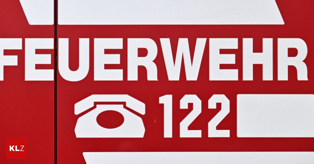 Rotes Schild mit weißem Text 'UERWEH' und einem Telefonsymbol mit der Nummer '1221'. Das Schild ist wahrscheinlich eine Hilfsrufnummer.