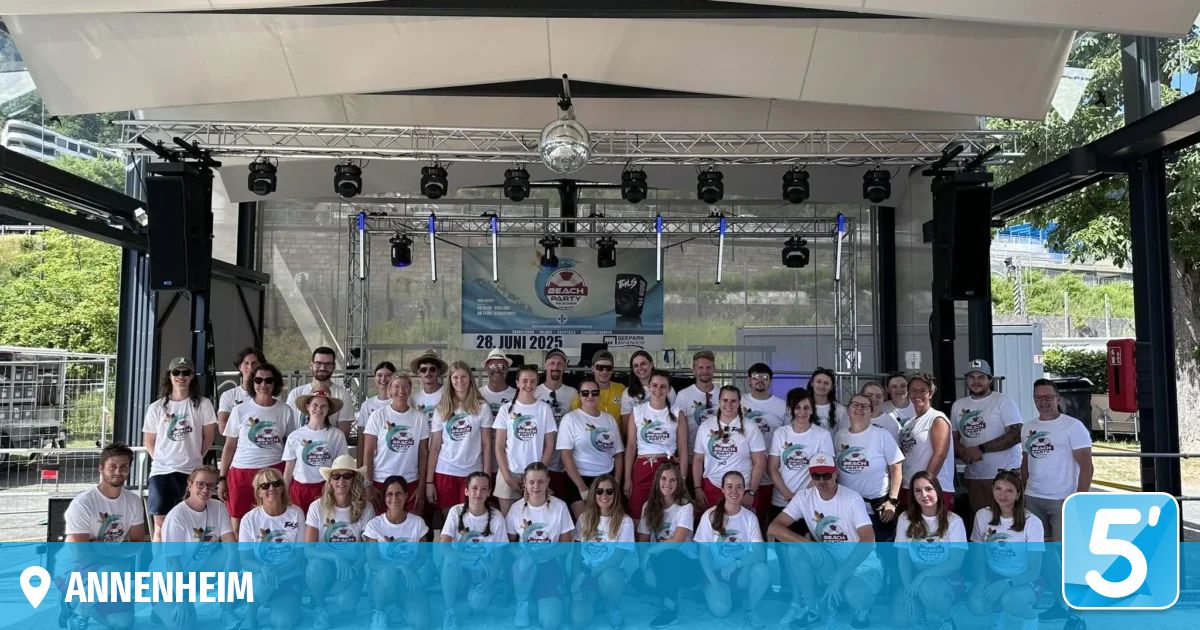Gruppenfoto von Leuten in weißen T-Shirts mit Logo auf der Bühne. Bühne hat ein Banner für Beach Party am 28. Juni 2025.