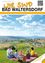 Plakat für die offizielle Informationsbroschüre von Bad Waltersdorf. Es zeigt eine Familie, die in einem Feld sitzt, mit dem Text 'SCHONEN SOMMER!' darüber. Eine Landschaft mit einem Dorf und Bergen in der Ferne. Datum: Juli 2026. Ausgabenummer: 2.