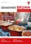 Das Bild zeigt einen Gemeindeaushang mit einem roten Banner, das eine karitative Adventhütte vom 8. bis 18. November bewirbt. Auf dem Aushang sind mehrere rote Töpfe mit Suppe auf einem Herd zu sehen. Eine Person serviert Suppe in einen Becher.