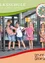 Fünf Kinder stehen vor einem Gebäude, wahrscheinlich einer Schule, mit einem Logo. Sie alle tragen Rucksäcke. Das Gebäude hat Glastüren und Fenster. Ein Schild lautet 'Volksschule Franz Schubert-Strasse'. Ein Logo ist auf der rechten Seite sichtbar.