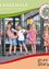 Fünf Kinder stehen vor einem Gebäude, wahrscheinlich einer Schule, mit einem Logo. Sie alle tragen Rucksäcke. Das Gebäude hat Glastüren und Fenster. Ein Schild lautet 'Volksschule Franz Schubert-Strasse'. Ein Logo ist auf der rechten Seite sichtbar.