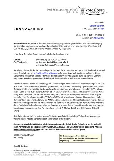 Das Dokument ist eine Bekanntmachung einer öffentlichen Anhörung bezüglich des Baubewilligungs- und Genehmigungsverfahrens für den Bau und Betrieb einer Mikrobrauerei in einem Wohnhaus. Der Termin und Ort der Anhörung sind angegeben, zusammen mit Anweisungen für Nachbarn, Einwände zu erheben.