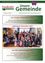 Ein Plakat für die offizielle Nachrichten der Gemeinde Frankenfels, das eine große Gruppe von Menschen, einschließlich Erwachsener und Kinder, für ein Foto versammelt zeigt. Der Text lautet 'Ein frohes Osterfest 2023' und 'Babytag der Generation 2022'. Das Bild enthält auch einen Tisch mit einem Holzstuhl und einer Holztür.