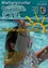 Ein Plakat zeigt eine Frau, die im Pool schwimmt, mit einer Sonne und Text auf Deutsch und Englisch. Das Plakat enthält ein Logo und erwähnt die Meisterschaft eines Fußballvereins und das Jubiläum eines Chors.