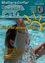 Ein Plakat zeigt eine Frau, die im Pool schwimmt, mit einer Sonne und Text auf Deutsch und Englisch. Das Plakat enthält ein Logo und erwähnt die Meisterschaft eines Fußballvereins und das Jubiläum eines Chors.