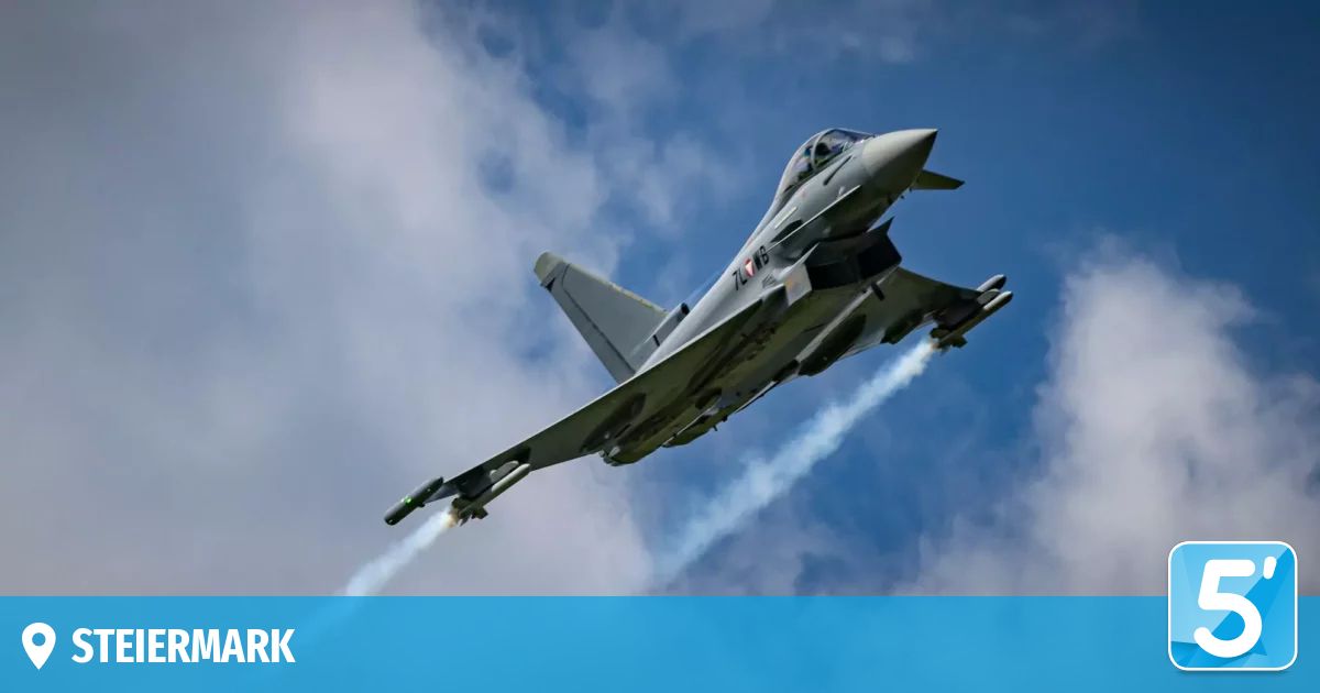 Ein Militärjet, gekennzeichnet mit '72', fliegt hoch am Himmel mit Rauchspuren. Das Flugzeug ist schlank und stromlinienförmig, entwickelt für Geschwindigkeit und Agilität.