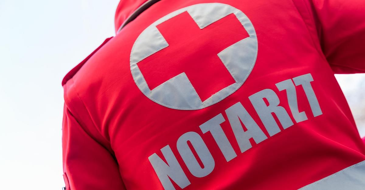 Ein rotes Jacket mit einem weißen Kreuz-Emblem und dem Wort NOTARZ in weißer Schrift.