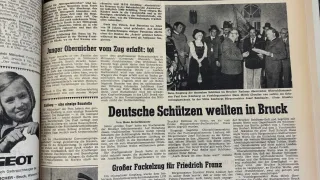 Eine Zeitungsseite aus dem Jahr 1976 zeigt einen Artikel über einen Mann namens Friedrich Franz, mit einem Foto von ihm und anderen Männern in formeller Kleidung. Der Artikel behandelt seine Errungenschaften und Beiträge.