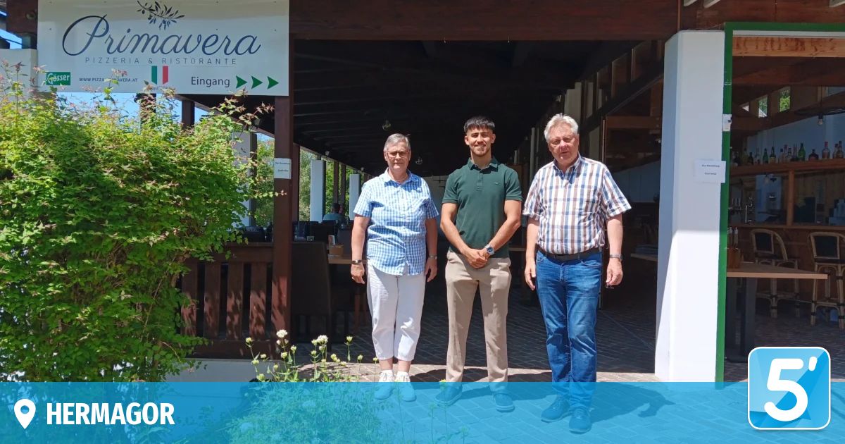 Drei Personen stehen vor dem Eingang eines Restaurants und lächeln für ein Foto. Der Mann links trägt ein blaues Hemd, der mittlere Mann ein grünes Poloshirt und der rechte Mann ein kariertes Hemd. Hinter ihnen steht ein Schild mit der Aufschrift 'Avera Ristorante'.