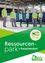 Fünf Personen in grünen Uniformen stehen vor blauen Lagercontainern, wahrscheinlich in einem Ressourcenpark in Ratschenkorf. Der Text 'Re-Use Shop' ist prominent angezeigt.