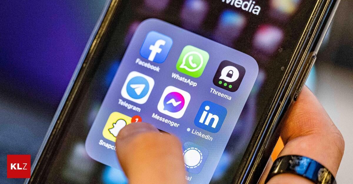 Ein Smartphone-Bildschirm zeigt verschiedene Social-Media-Apps wie Facebook, WhatsApp, Telegram, Messenger, Snapchat und LinkedIn, wobei ein Finger auf die Snapchat-App zeigt.