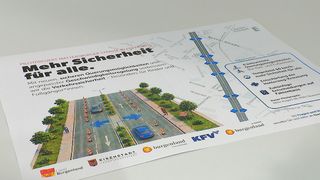 Eine Karte einer Straße mit Verkehrszeichen und einem Fußgängerüberweg, die ein blaues Auto und eine Person beim Gehen zeigt. Die Karte enthält ein Geschwindigkeitsbegrenzungsschild und ein Fußgängerüberwegschild.