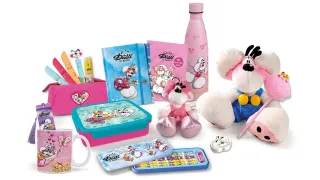 Eine Sammlung von Schulsachen und Spielzeug mit einer gezeichneten Maus, einschließlich einer Brotdose, Notizbüchern, einer Flasche, einem Stiftetui, einer Tasse und einem Plüschtier.