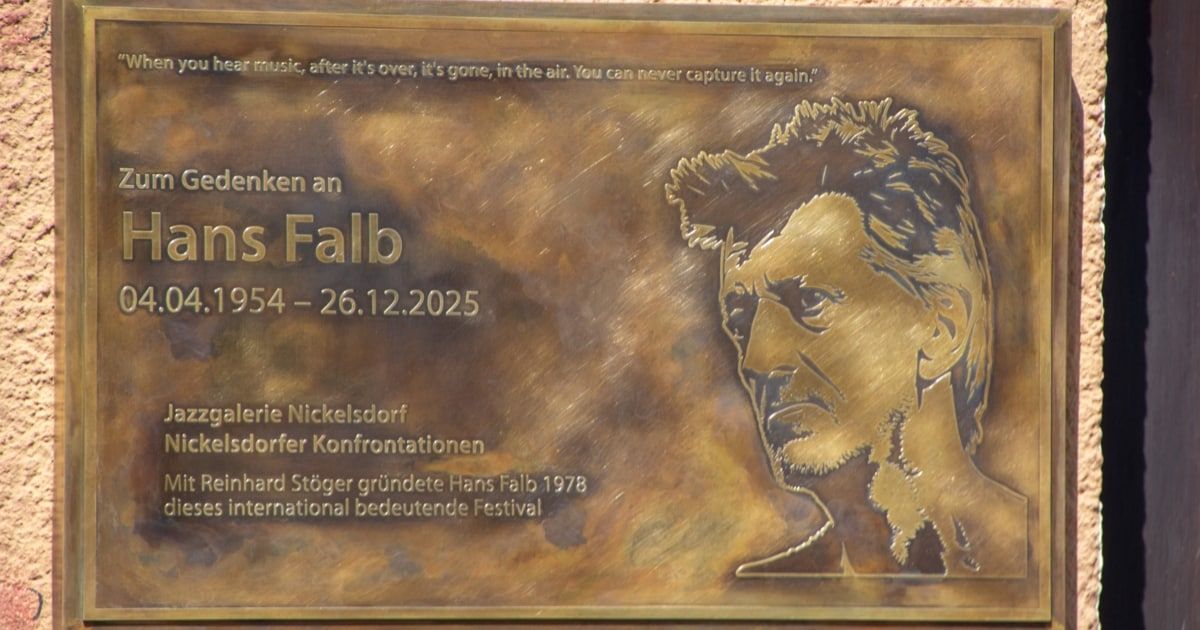 Bronzetafel mit Porträt von Hans Falb und Informationen über sein Leben und seinen Beitrag zu den Nickelsdorfer Konfrontationen.