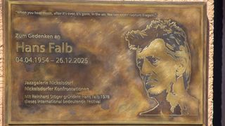 Bronzetafel mit Porträt von Hans Falb und Informationen über sein Leben und seinen Beitrag zu den Nickelsdorfer Konfrontationen.