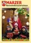 Drei Kinder in Winterkleidung halten Weihnachtsgeschenke vor einer Weihnachtsmannfigur, mit festlicher Hintergrunddekoration.