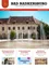 Ein Broschürencover mit einem historischen Gebäude im Vordergrund mit Brunnen und einer Person, die auf einer Bank im Hintergrund sitzt. Der Cover hat roten Text und Bilder von einem Brunnen und einem Gebäude.