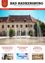 Ein Broschürencover mit einem historischen Gebäude im Vordergrund mit Brunnen und einer Person, die auf einer Bank im Hintergrund sitzt. Der Cover hat roten Text und Bilder von einem Brunnen und einem Gebäude.