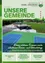 Plakat für 'Unsere Gemeinde' mit einem Tennisplatz, einem modernen Gebäude und einem grünen Feld mit einem Fußballtor. Der Text wünscht einen schönen Sommer und einen erfolgreichen Ferien- und Urlaubsaufenthalt.