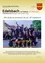 Eine Gruppe Feuerwehrleute von FF Edelsbach feiert mit Trophäen, trägt Helme und Uniformen, mit einem Gebäude und Bäumen im Hintergrund.