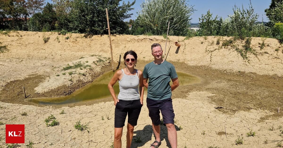 Ein Mann und eine Frau stehen in einem trockenen Bereich mit einem kleinen Teich vor ihnen. Sie lächeln beide und scheinen für ein Foto zu posieren.