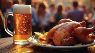 Ein Nahaufnahme von einem Glas Bier und einem gebratenen Truthahn auf einem Teller mit Zitronenscheiben, vor einem verschwommenen Hintergrund von Menschen bei einer Zusammenkunft.