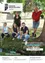 Fünf Personen posieren für ein Foto in einem Park, mit einem kleinen Bach und einem Baum im Vordergrund. Der Mann auf der rechten Seite steht, während die anderen knien oder hocken. Das Bild hat einen Wasserzeichen in der oberen linken Ecke.