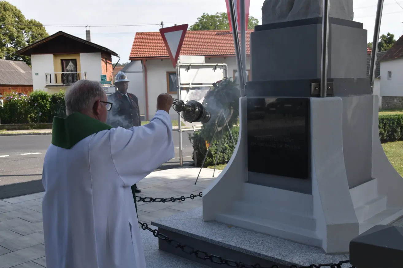Seelsorger mit Rauchfass bei Gedenkfeier in Oberwölz