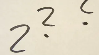 Eine Nahaufnahme einer handgeschriebenen Nummer 2 mit einem Fragezeichen darüber auf weißem Hintergrund.
