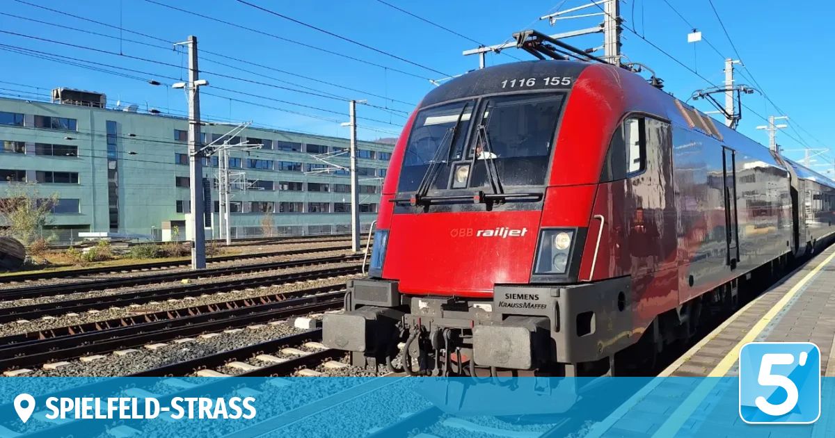 Ein roter OBB railjet Zug mit der Nummer 1116 155 steht auf den Gleisen. Siemens Krauss-Maffei steht auf der Front.