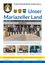 Eine Gruppe von Menschen in Schutzhelmen versammelt sich um einen Haufen Erde, möglicherweise an einer Baustelle. Das Bild enthält Logos und Text im Zusammenhang mit einem Projekt namens 'Unser Mariazeller Land.' Es gibt kleinere Bilder von Menschen, die Auszeichnungen und Urkunden halten.