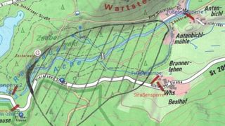 Eine topografische Karte, die einen Fluss mit verschiedenen benannten Orten wie Wartstein, Antenbühle und Brunner-lehnen zeigt. Die Karte enthält auch Straßen, eine Mühle und eine Eisenbahnstrecke.