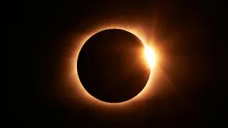 Eine Sonnenfinsternis, bei der der Mond die Sonne bedeckt und einen Lichtring um die Ränder lässt.