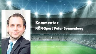Ein Mann in einem schwarzen Anzug steht vor einem Fußballfeld mit einem Stadion im Hintergrund. Der Text 'Kommentar NON-Sport Peter Sonnen' ist über dem Bild angezeigt.