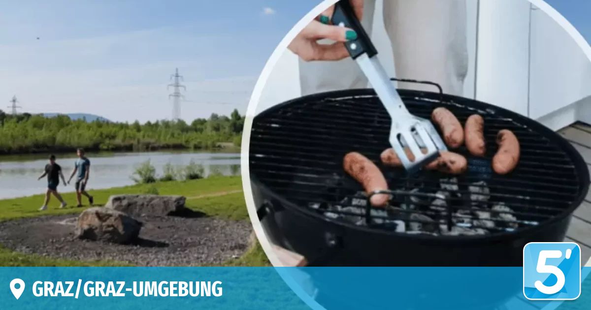 Eine Person, die Würstchen auf einem Grill brät, mit einer malerischen Kulisse aus einem See und Bäumen.